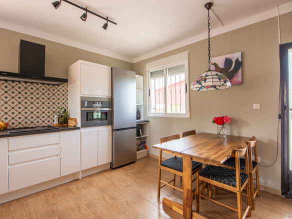 Ruime keuken met eethoek en airconditioning in landelijke woning in Calasparra