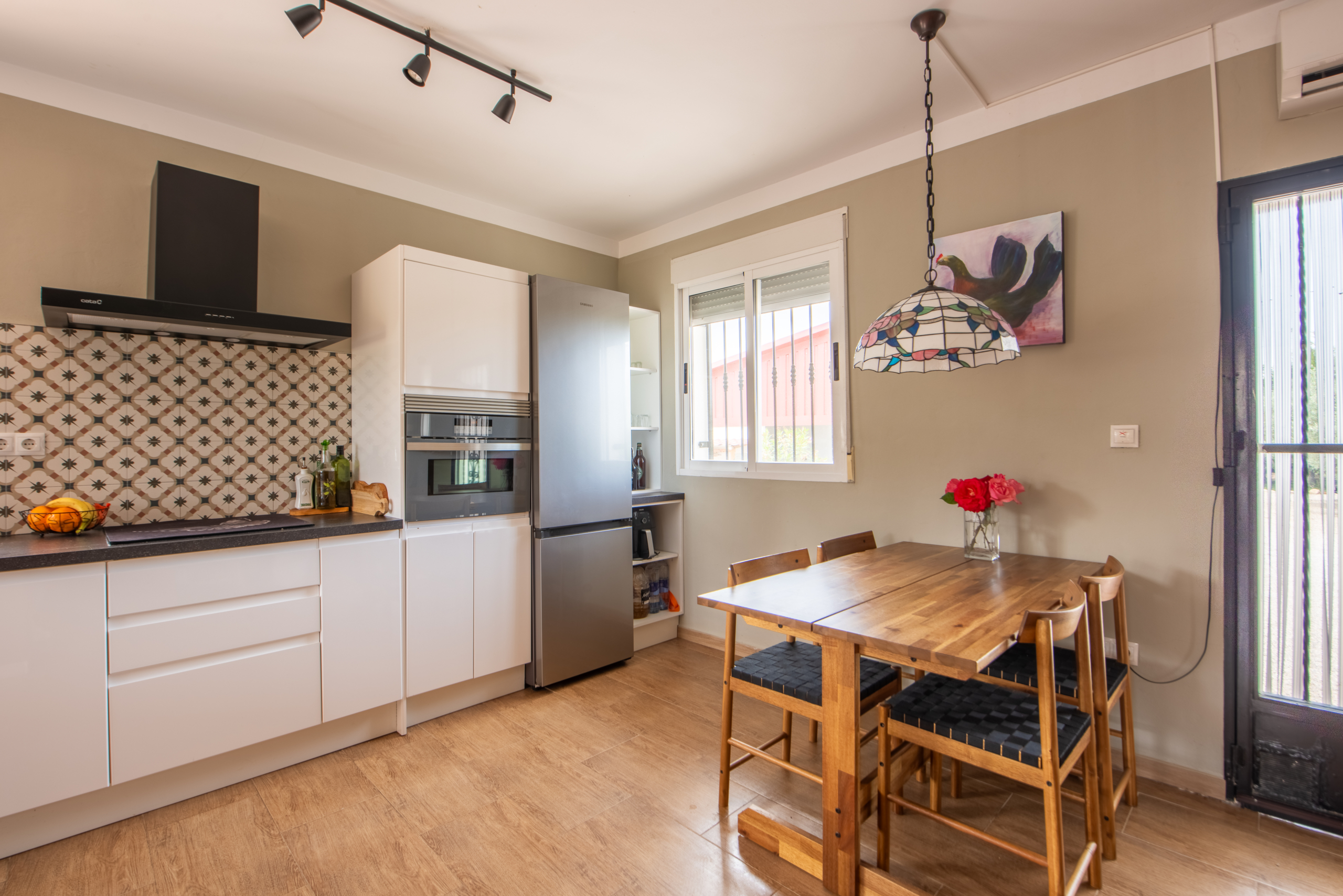 Ruime keuken met eethoek en airconditioning in landelijke woning in Calasparra