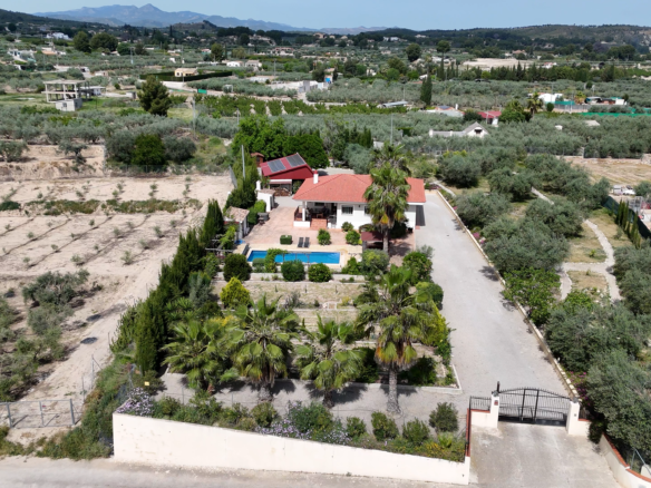 Vooraanzicht vanuit een drone van de villa in calasparra