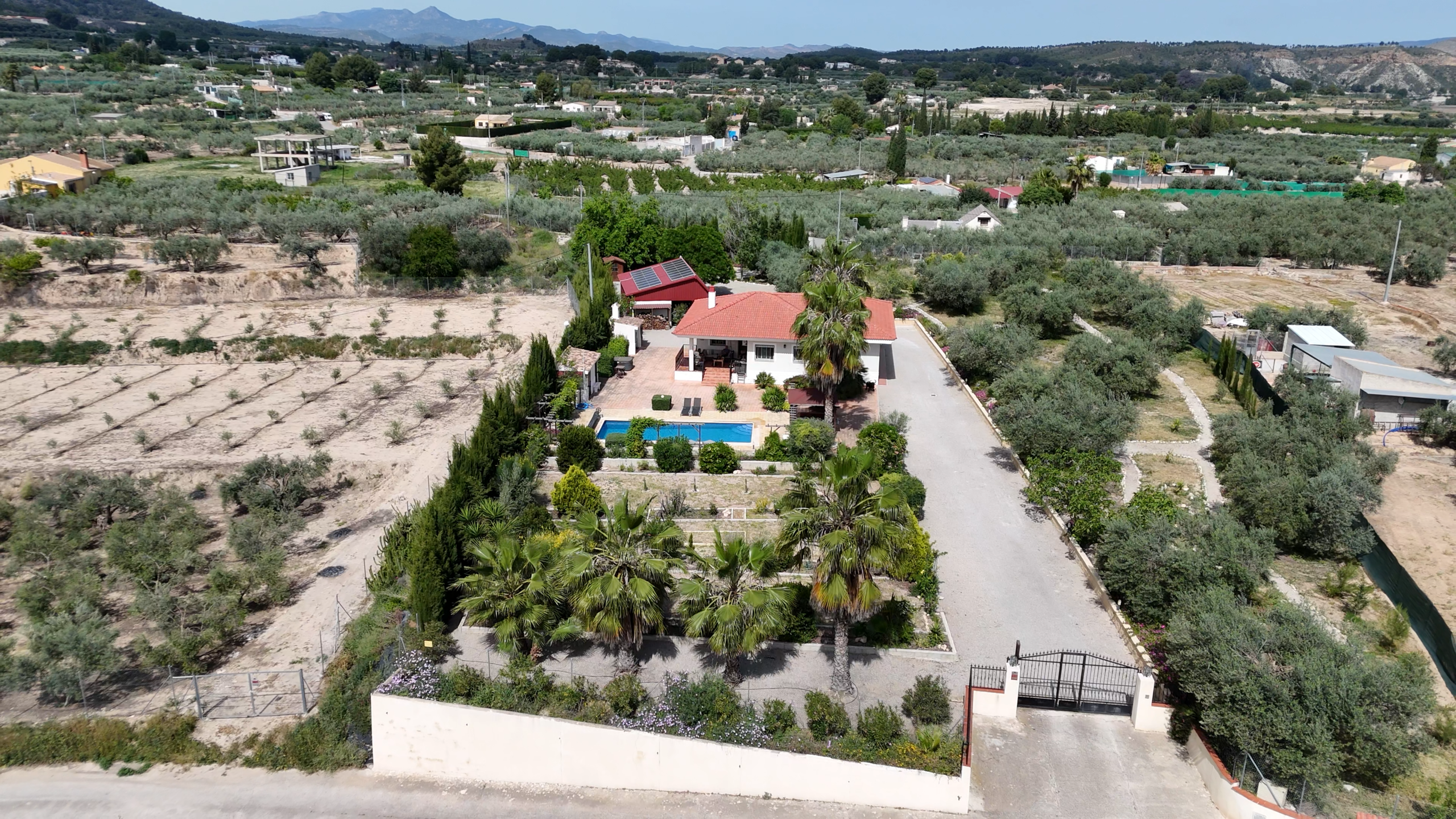 Vooraanzicht vanuit een drone van de villa in calasparra