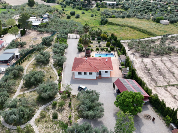 achteraanzicht van de villa vanuit een drone