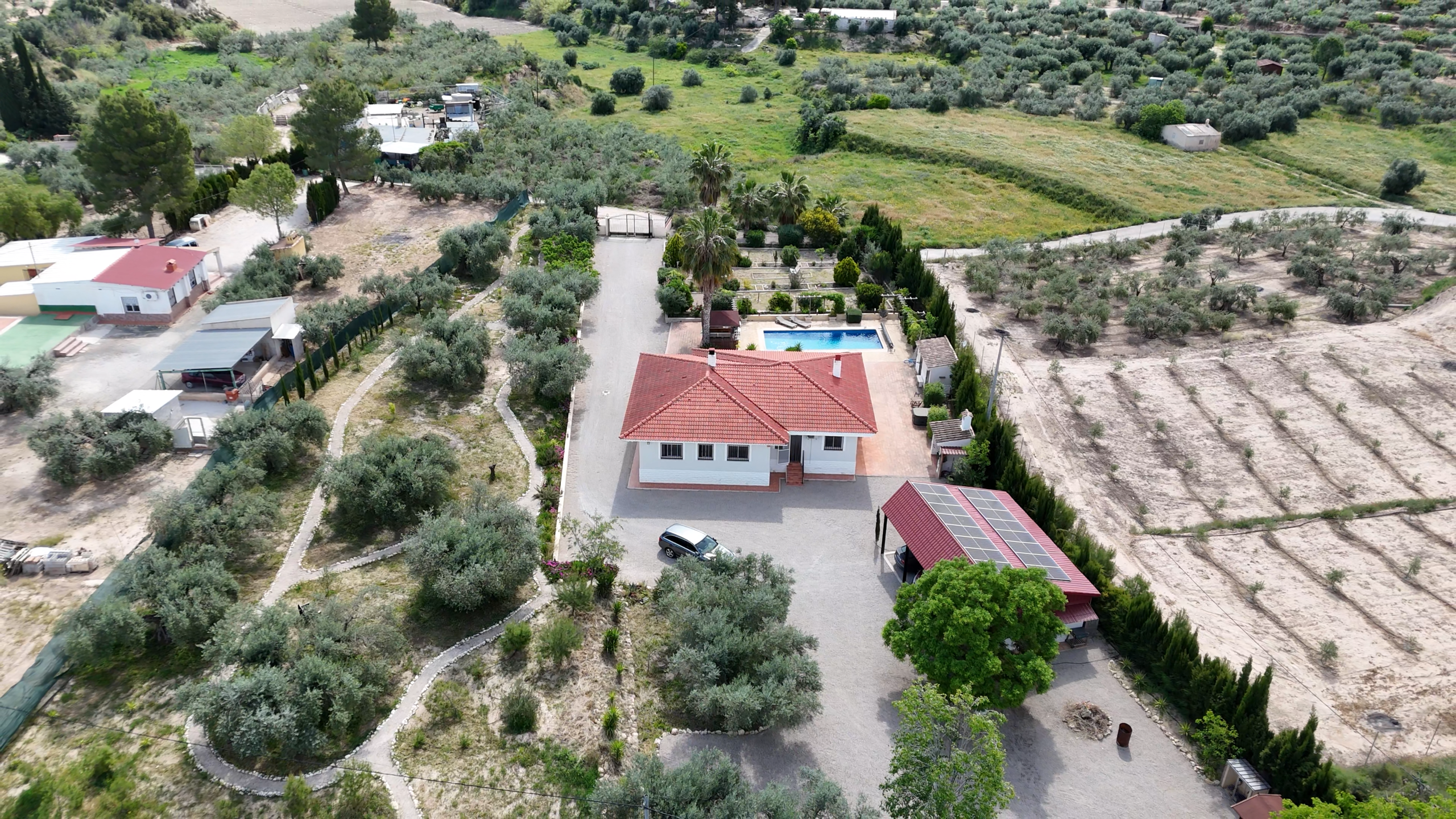achteraanzicht van de villa vanuit een drone