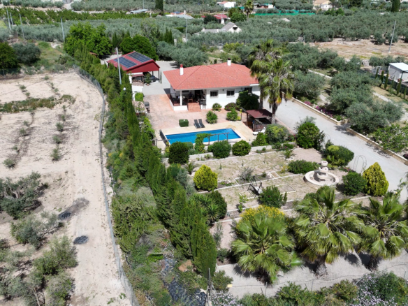 droneshot van de villa met zwembad en mooie tuin