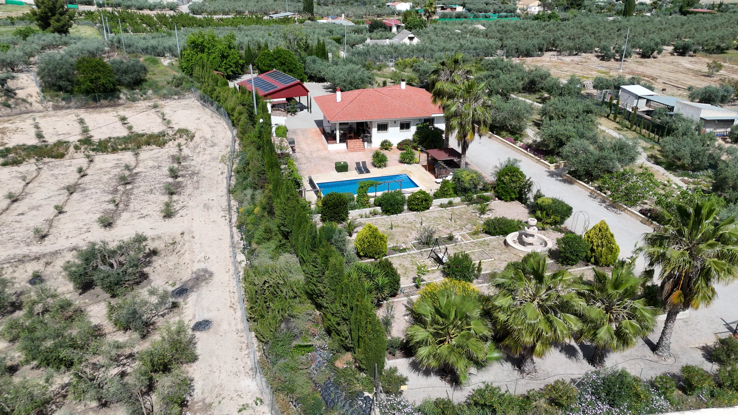 droneshot van de villa met zwembad en mooie tuin