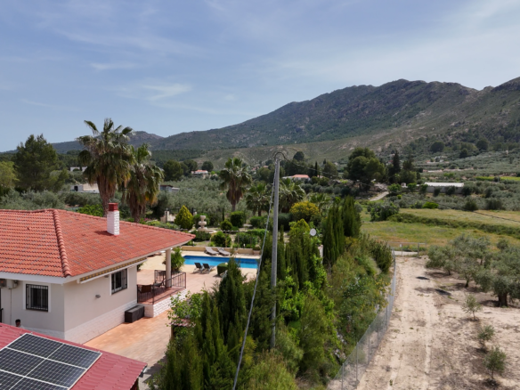 zonnepanelen op schuur van de villa met uitzicht op de bergen