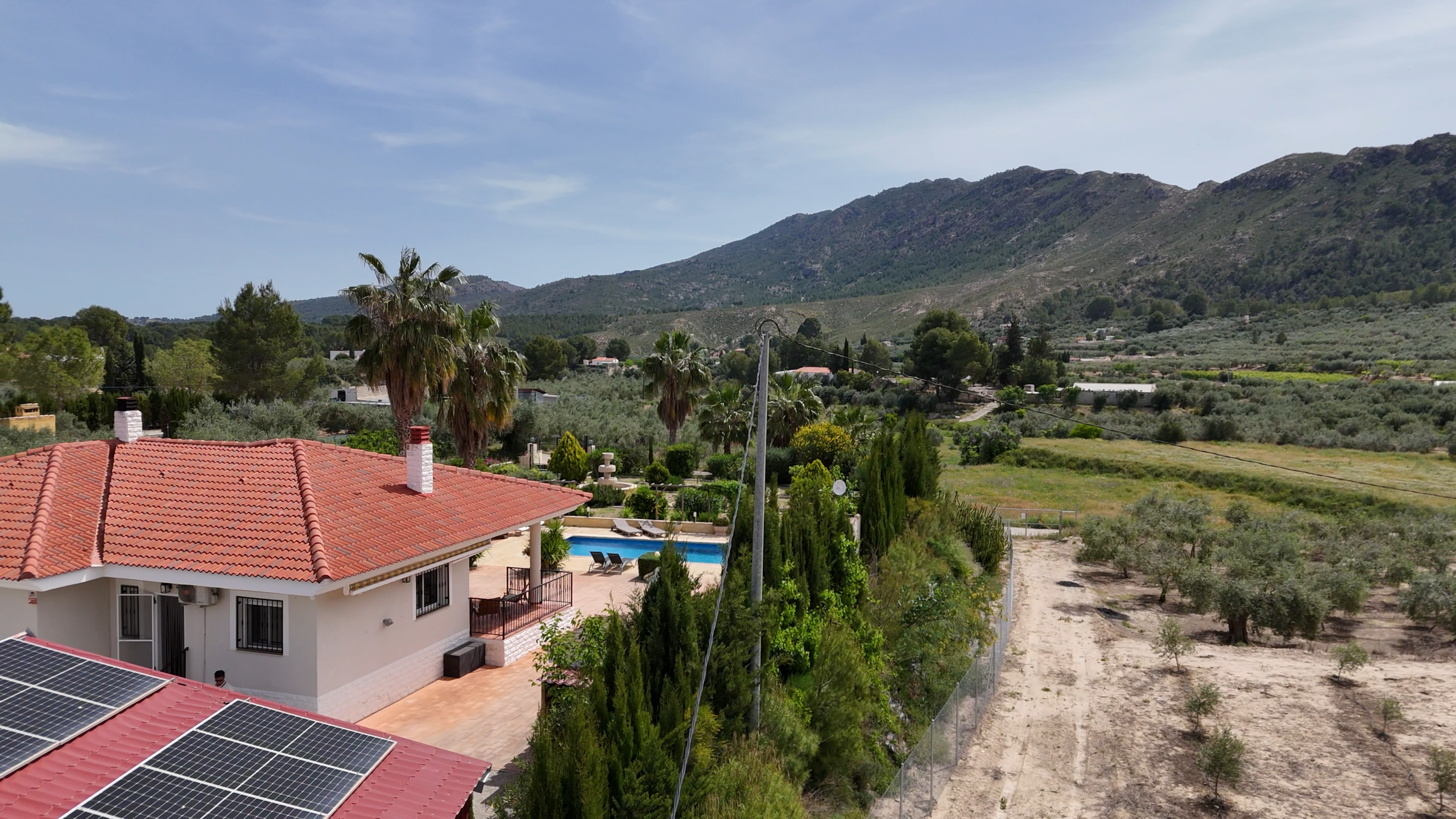 zonnepanelen op schuur van de villa met uitzicht op de bergen