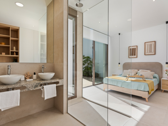 Master slaapkamer met open badkamer in villa