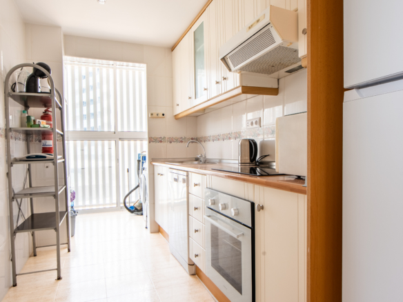 Functionele keuken met kastruimte in appartement aan de Mar Menor