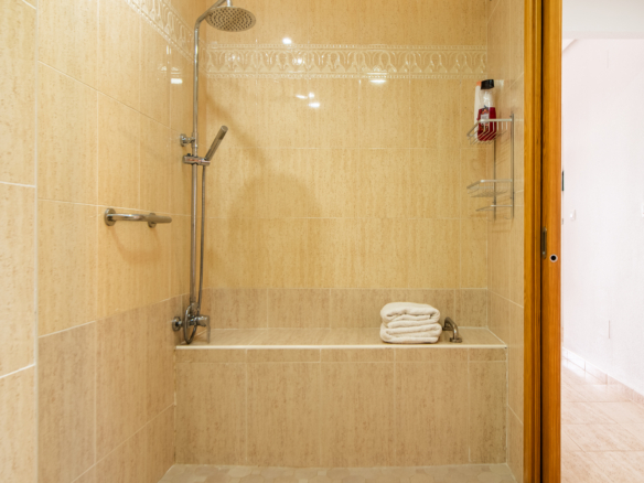 Badkamer in toegankelijk appartement in La Manga del Mar Menor