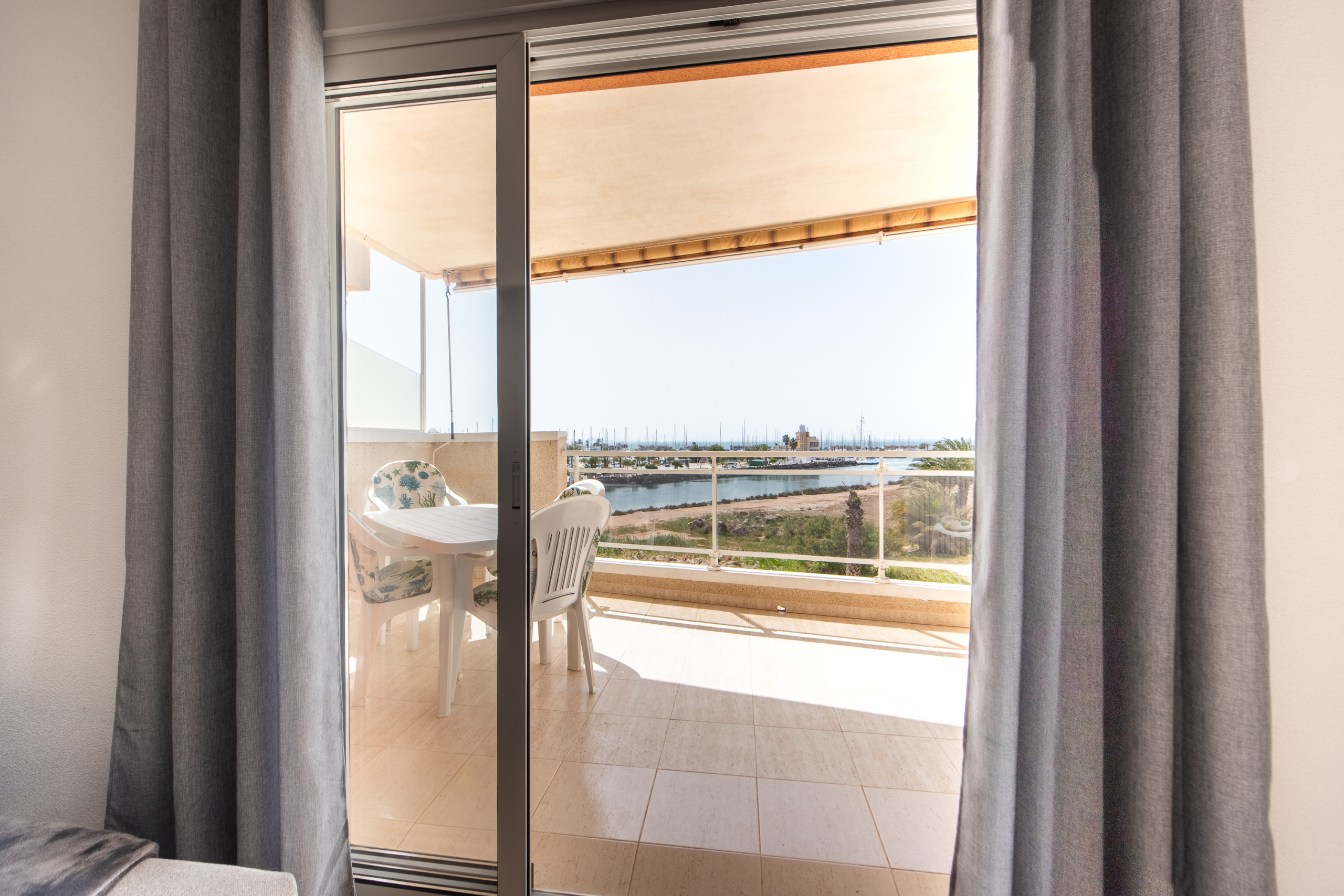 Uitzicht vanaf de woonkamer richting tomas maestre haven.