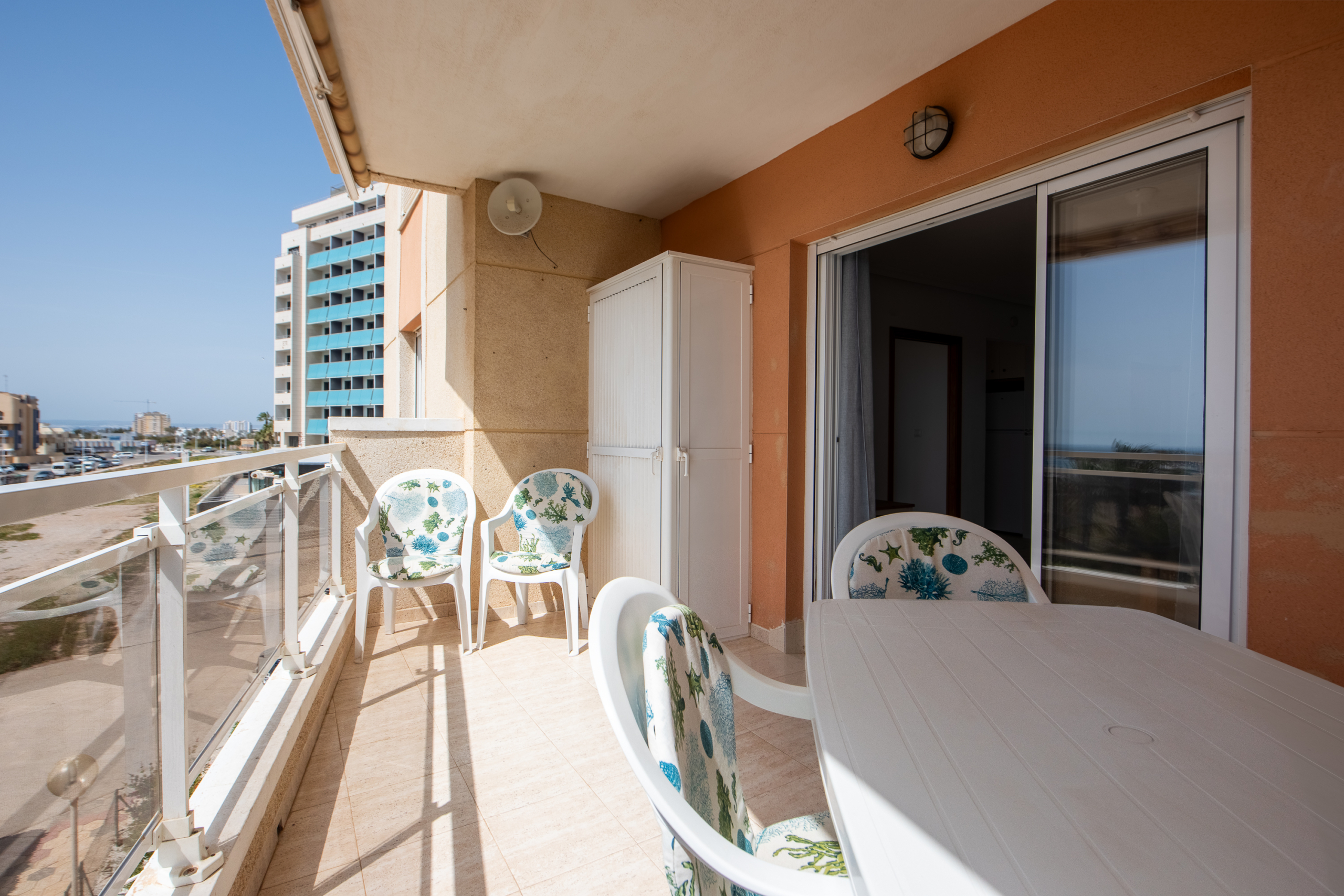 Balkon van appartement met lekkere zoninval