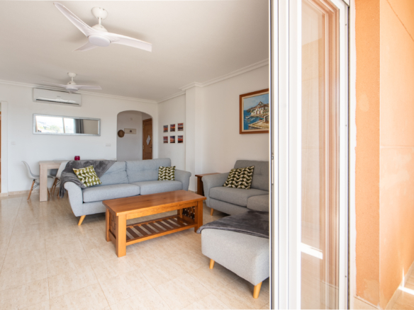 Woonkamer met schuifpuien en toegang tot balkon in appartement in Puerto MarWoonkamer met schuifpuien en toegang tot balkon in appartement in Puerto Mar