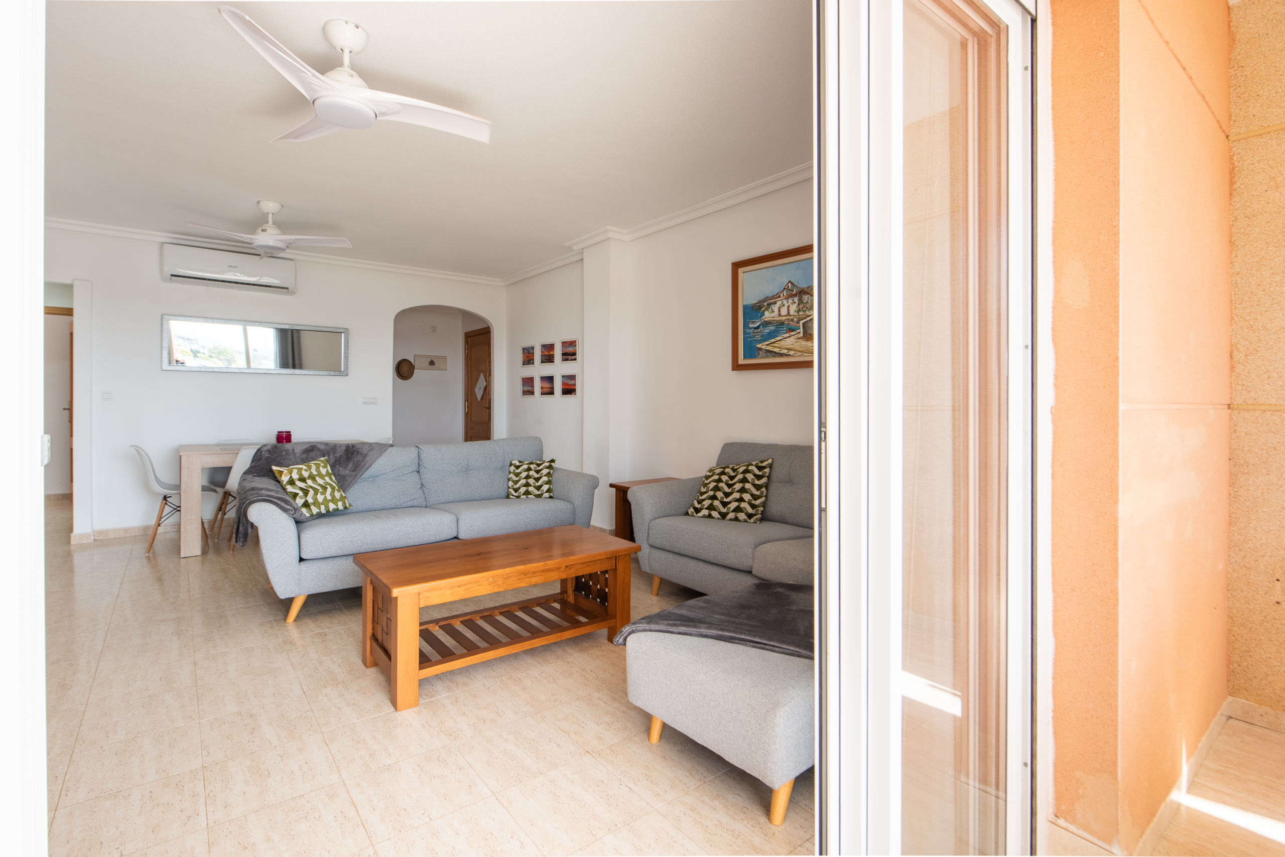 Woonkamer met schuifpuien en toegang tot balkon in appartement in Puerto MarWoonkamer met schuifpuien en toegang tot balkon in appartement in Puerto Mar