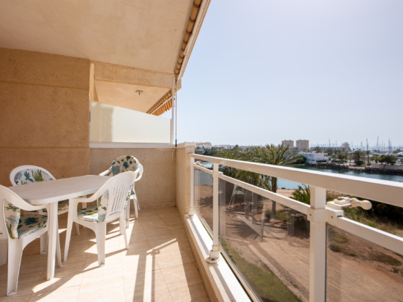 Balkon van appartement met uitzicht richting Tomás Maestre-haven