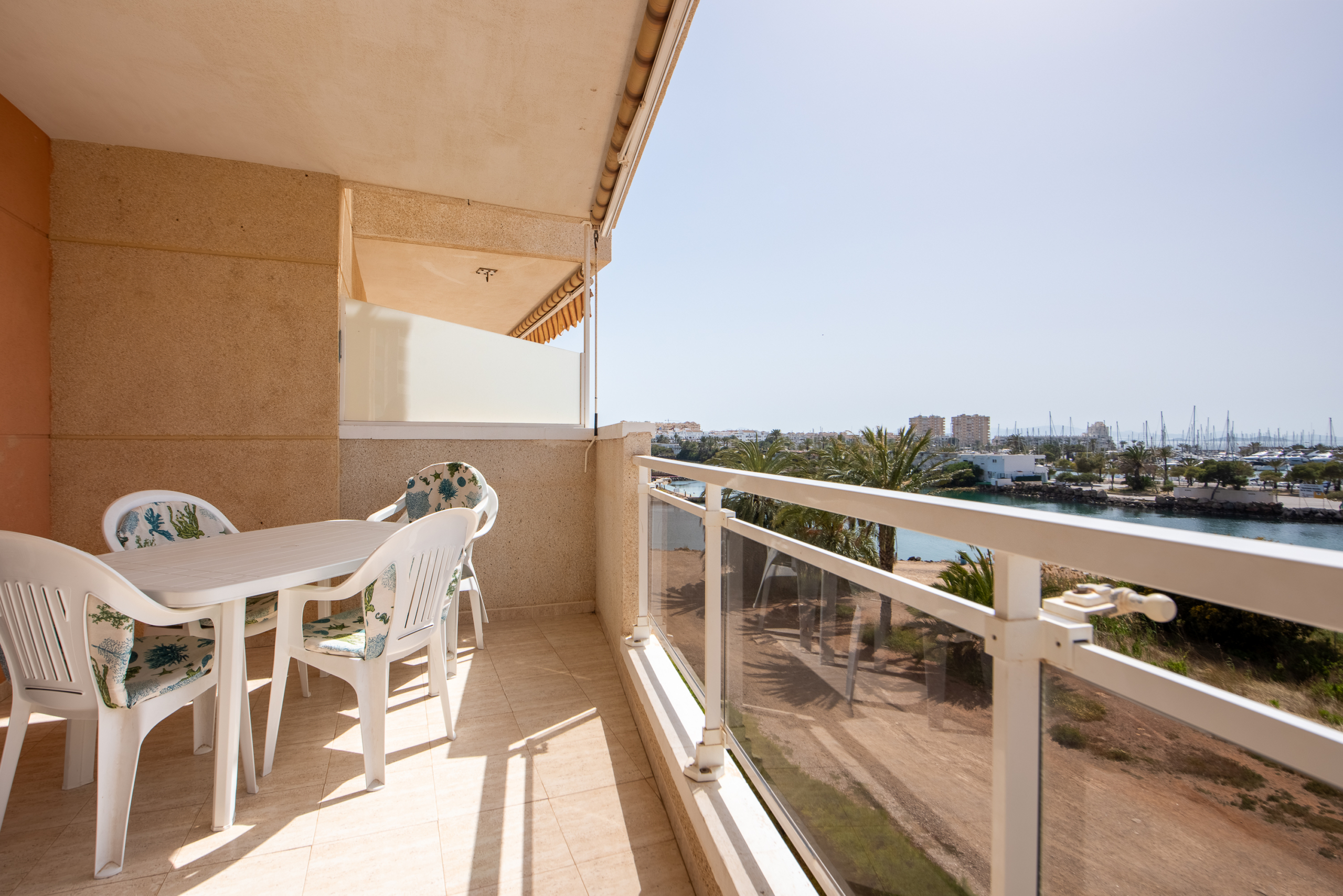 Balkon van appartement met uitzicht richting Tomás Maestre-haven