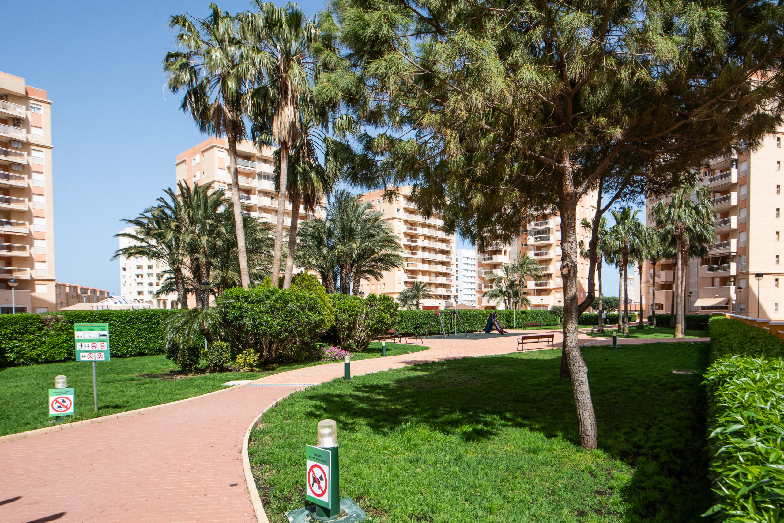 Verzorgde binnentuin in puertomar in la manga del mar menor