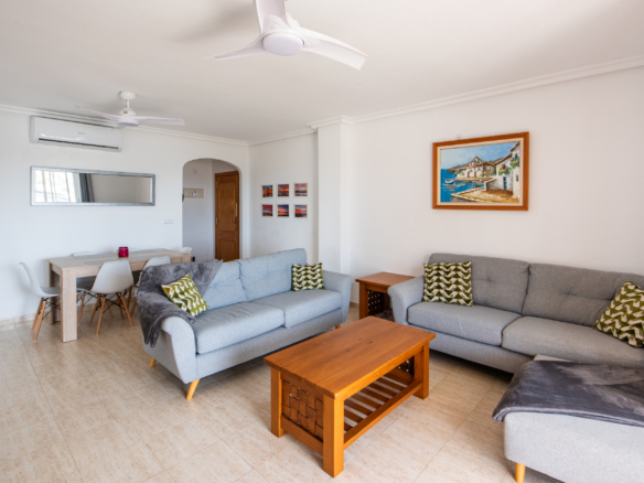 Ruime woonkamer van appartement in La Manga del Mar Menor met veel natuurlijk licht