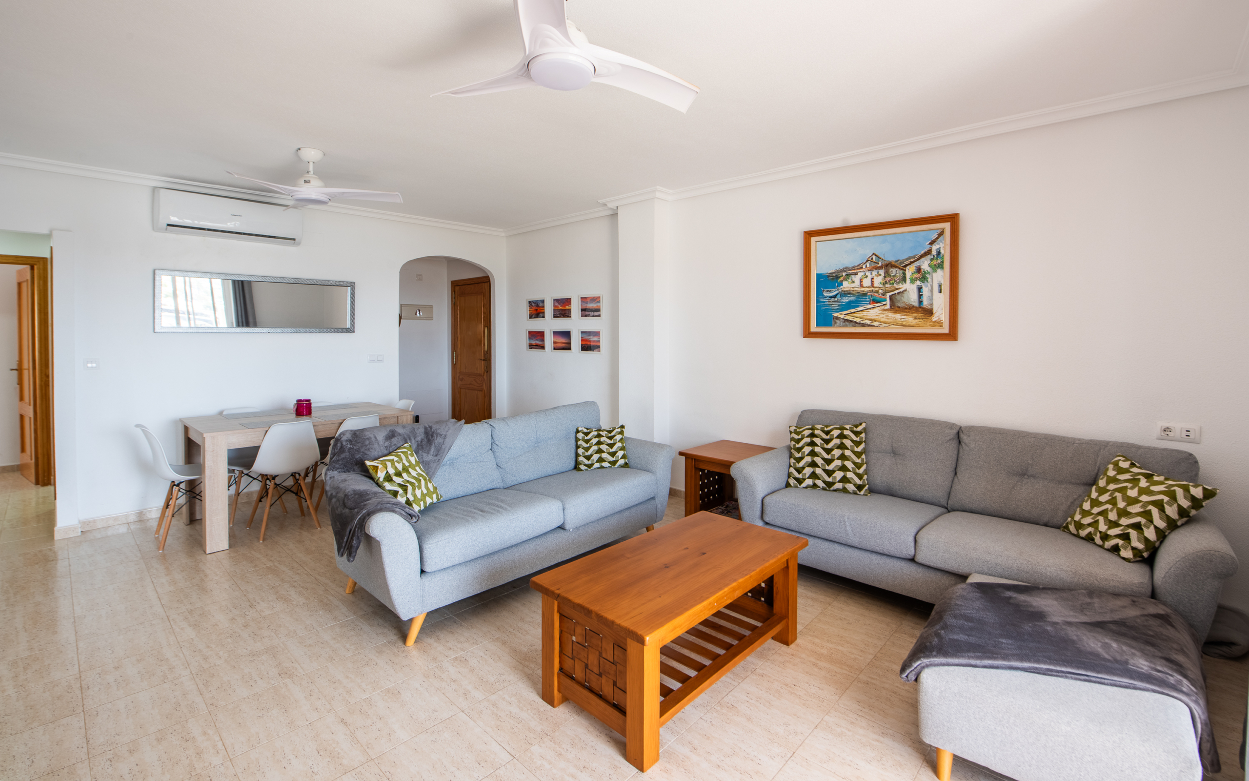 Ruime woonkamer van appartement in La Manga del Mar Menor met veel natuurlijk licht