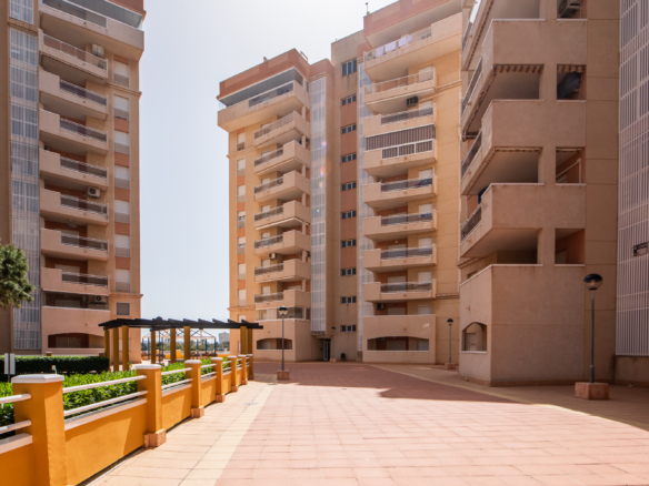 Exterieur van appartementencomplex in La Manga del Mar Menor