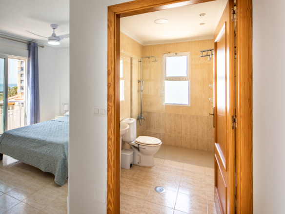 Slaapkamer met ensuite badkamer in appartement te koop in La Manga
