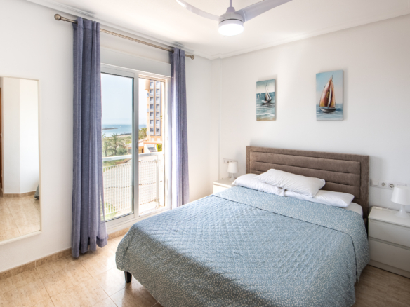Master bedroom met natuurlijke lichtinval in appartement aan de Mar Menor