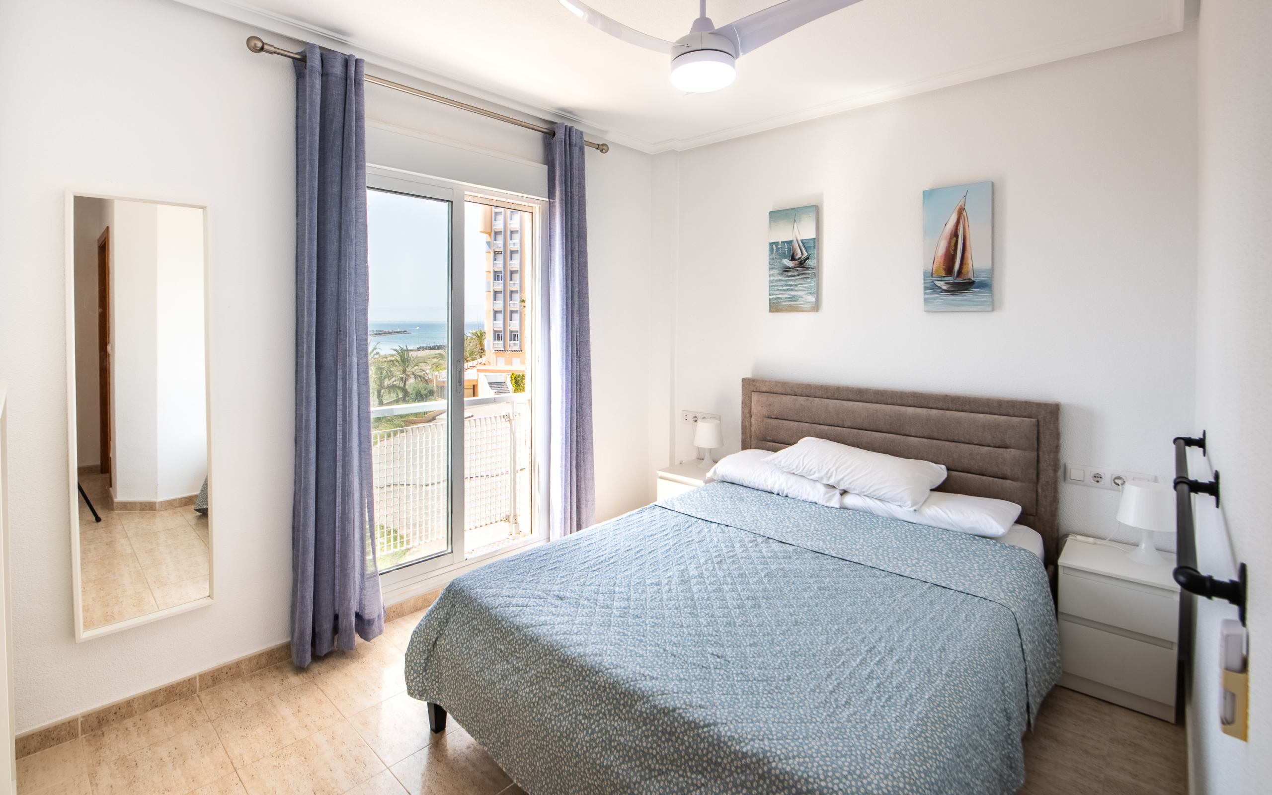 Master bedroom met natuurlijke lichtinval in appartement aan de Mar Menor