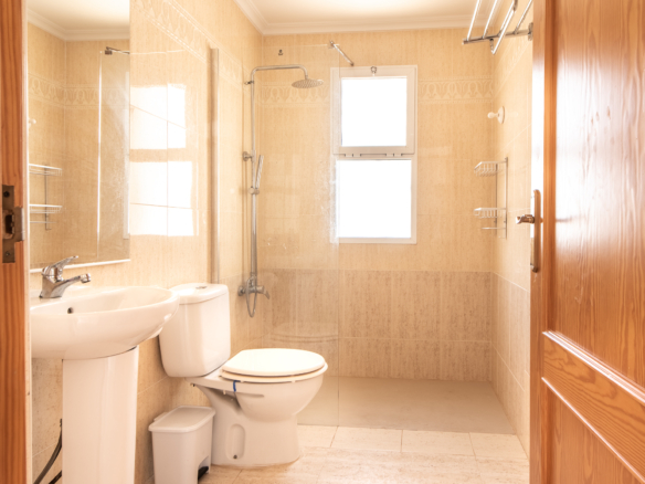 Ensuite badkamer bij hoofdslaapkamer in appartement in La Manga del Mar Menor