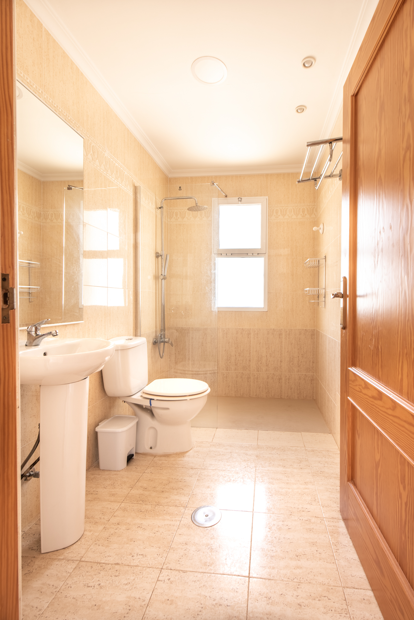 Ensuite badkamer bij hoofdslaapkamer in appartement in La Manga del Mar Menor