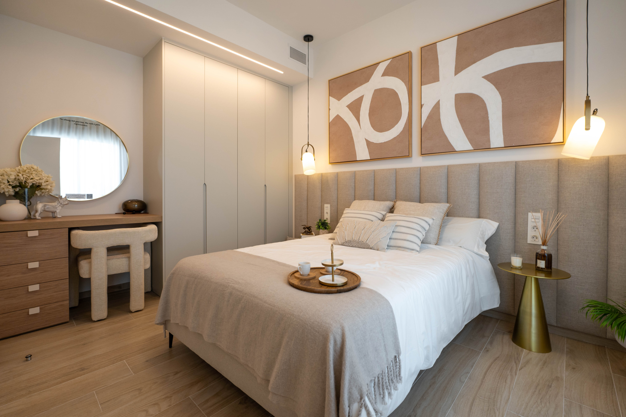 slaapkamer met inbouwkast in appartement in Los Alcázares