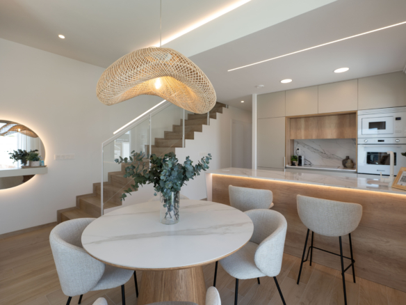 woonkamer van nieuwbouw appartement in Los Alcázares met open keuken