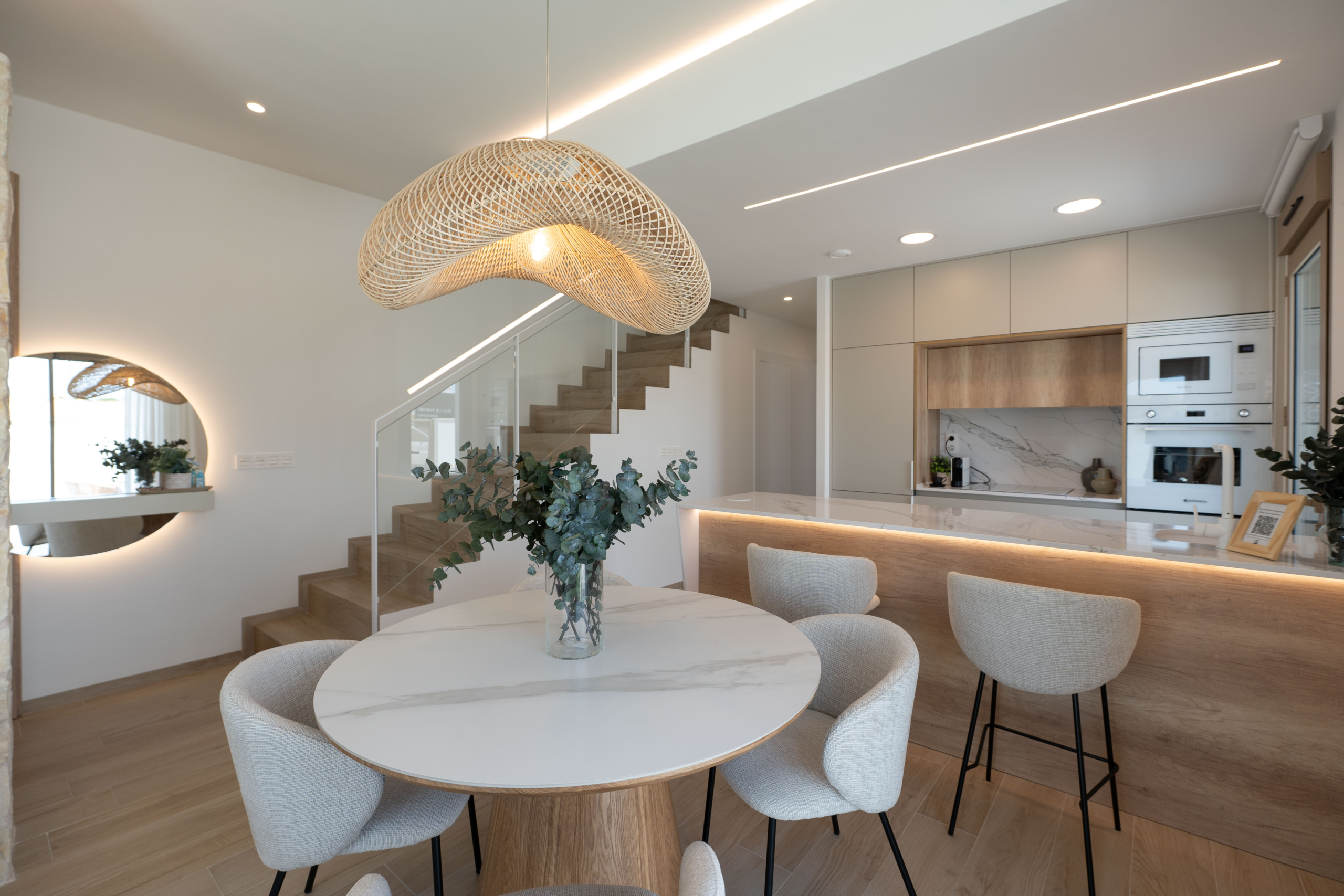 woonkamer van nieuwbouw appartement in Los Alcázares met open keuken