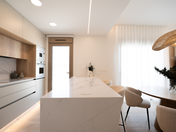 moderne keuken met bar in appartement aan Serena Golf