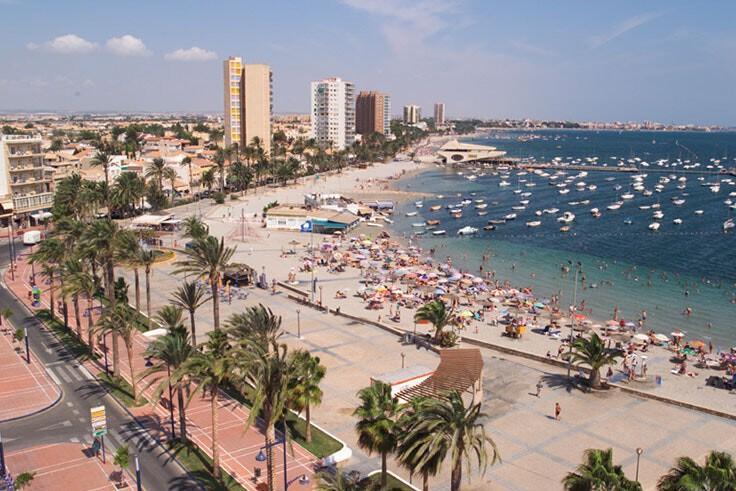het strand tjidens het festival in Ciudad del Aire Santiago de la Ribera