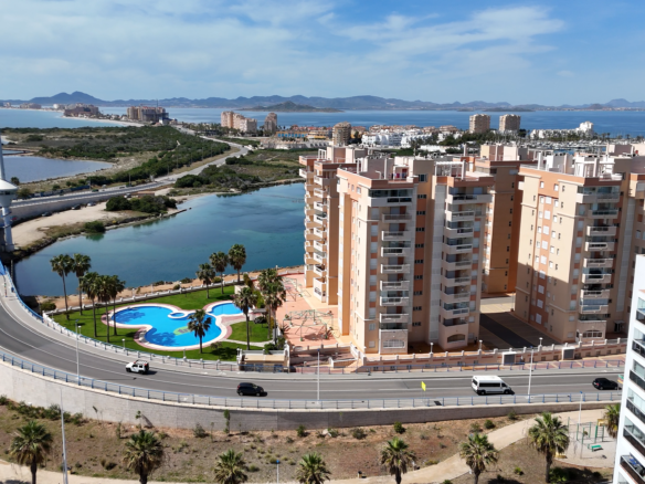 aanzicht van noordzijde balkon met Puente del Estacio in la manga