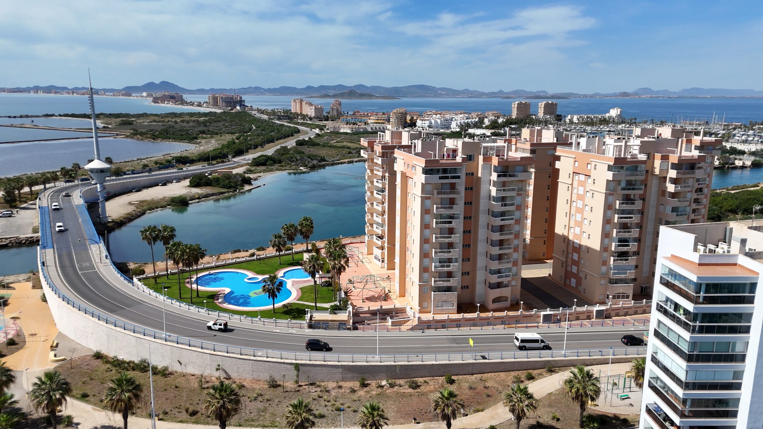 aanzicht van noordzijde balkon met Puente del Estacio in la manga