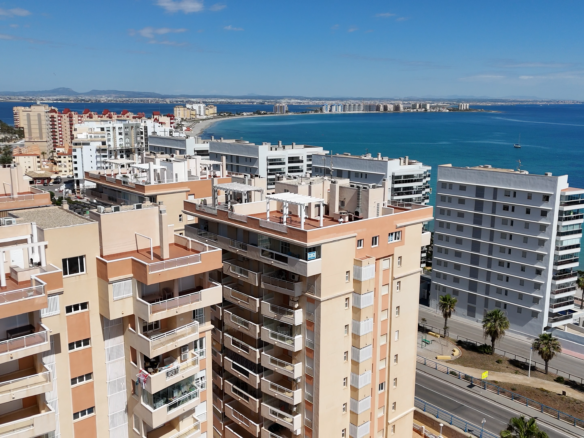aanzicht van zuidzijde balkon van het appartement te koop in la manga