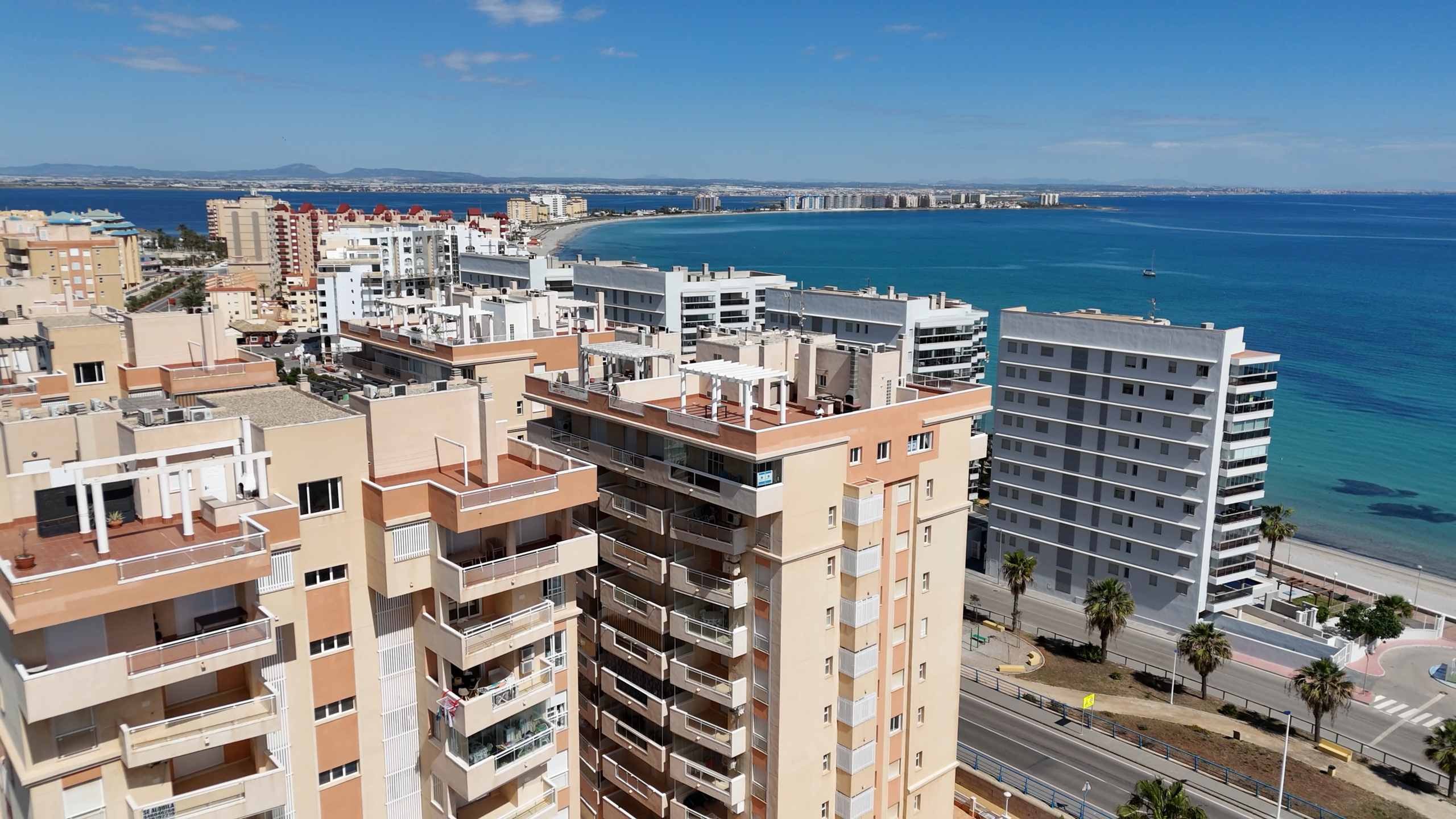 aanzicht van zuidzijde balkon van het appartement te koop in la manga