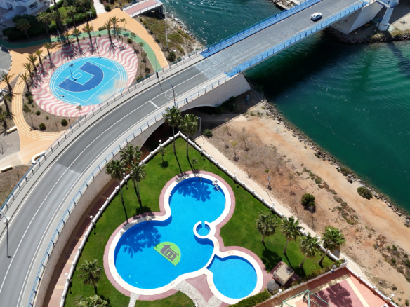 Gemeenschappelijk zwembad van puerto mar 3 naast de brug op la manga
