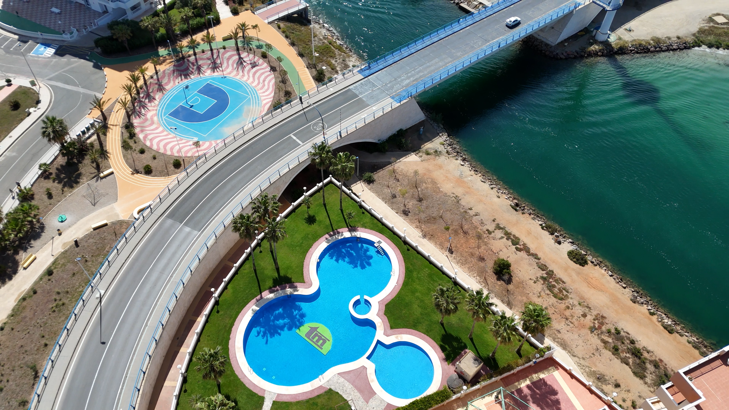Gemeenschappelijk zwembad van puerto mar 3 naast de brug op la manga