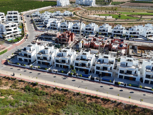 Dronebeeld van nieuwbouw villa’s in Santa Rosalía met groene omgeving en resortstructuur