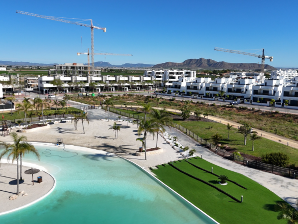 Santa Rosalía resort met strandzone, helderblauw meer, palmbomen en uitzicht op de bergen