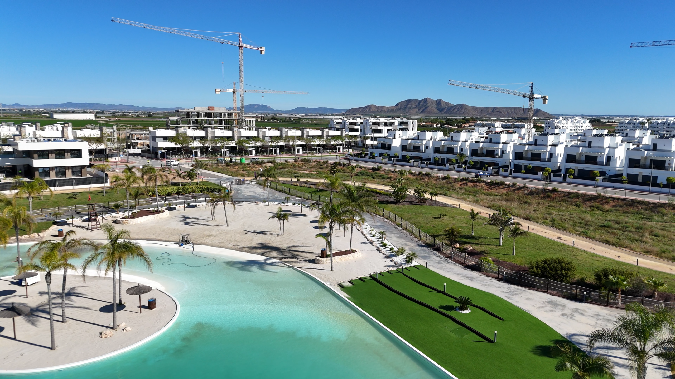 Santa Rosalía resort met strandzone, helderblauw meer, palmbomen en uitzicht op de bergen