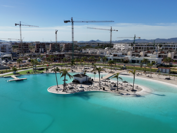 Centraal meer van Santa Rosalía met eiland, beach club sfeer, palmbomen en turquoise water