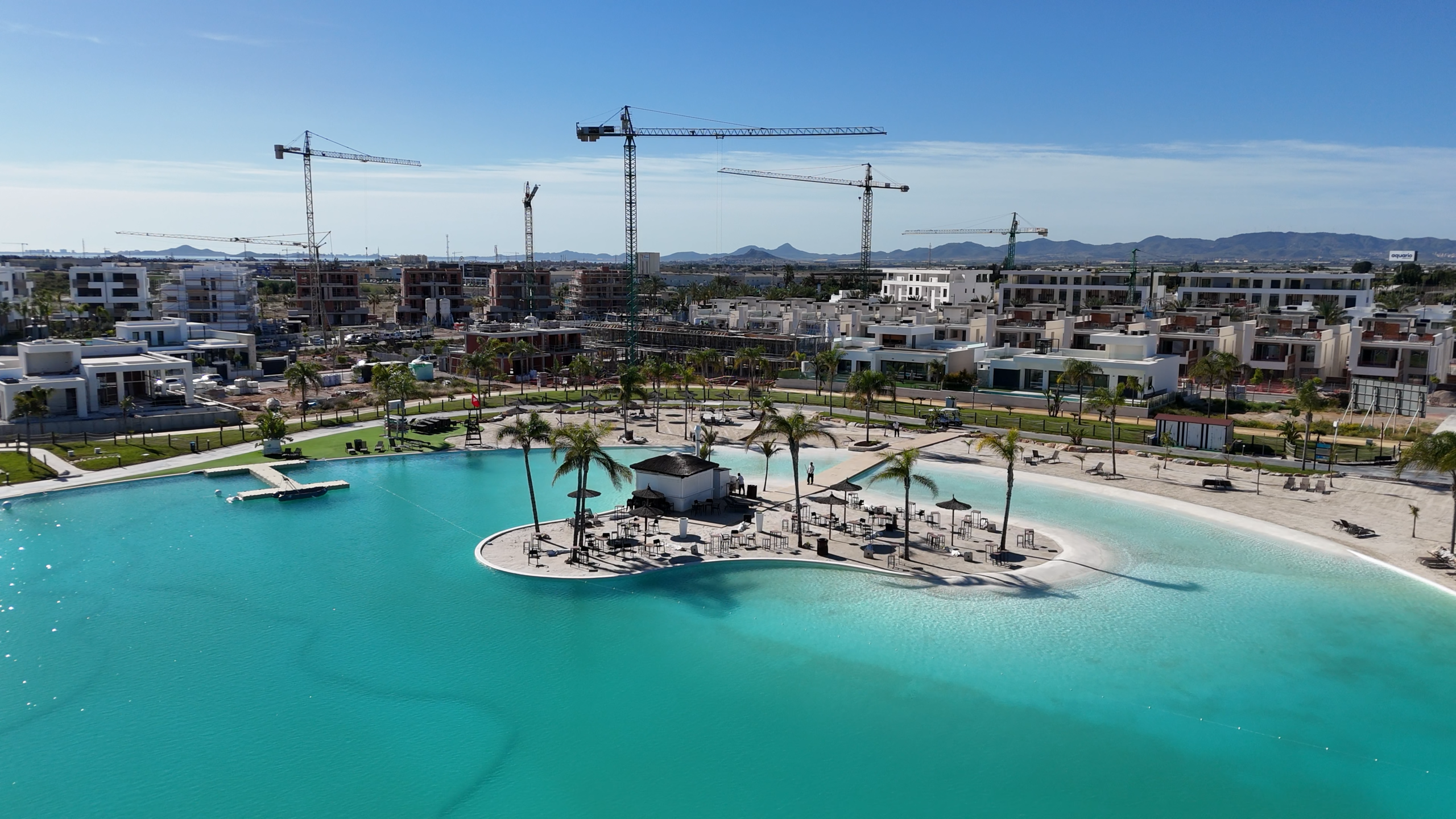 Centraal meer van Santa Rosalía met eiland, beach club sfeer, palmbomen en turquoise water