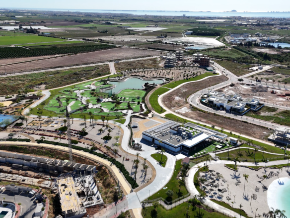 Dronebeeld van Santa Rosalía met park, sportzones, groene wandelpaden en Mar Menor op de achtergrond