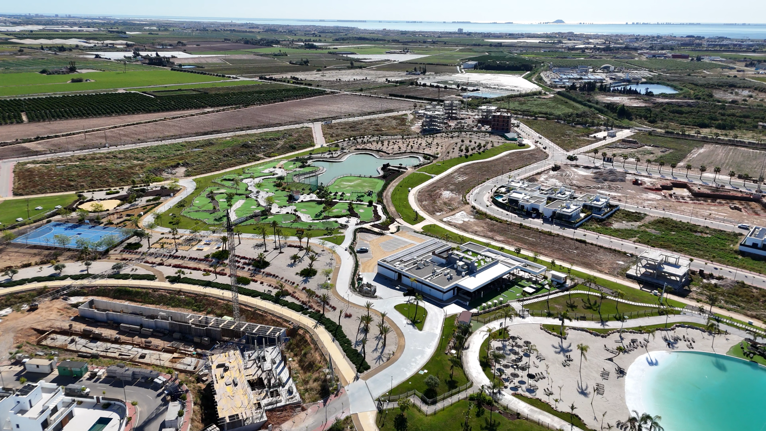 Dronebeeld van Santa Rosalía met park, sportzones, groene wandelpaden en Mar Menor op de achtergrond
