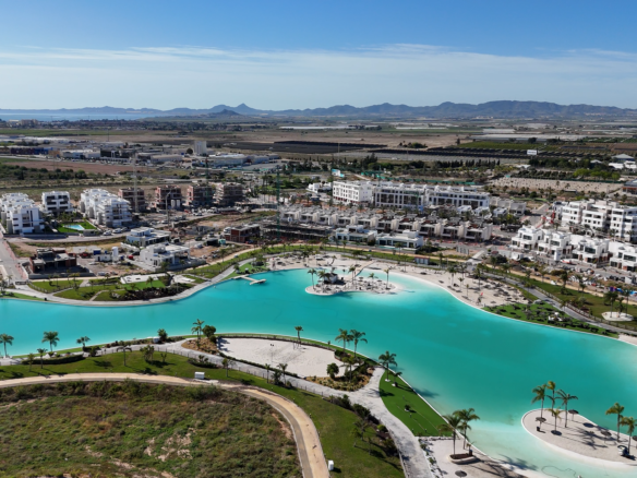 Santa Rosalía vanaf boven met turquoise meer, strandzone, wandelpaden en groene resortomgeving