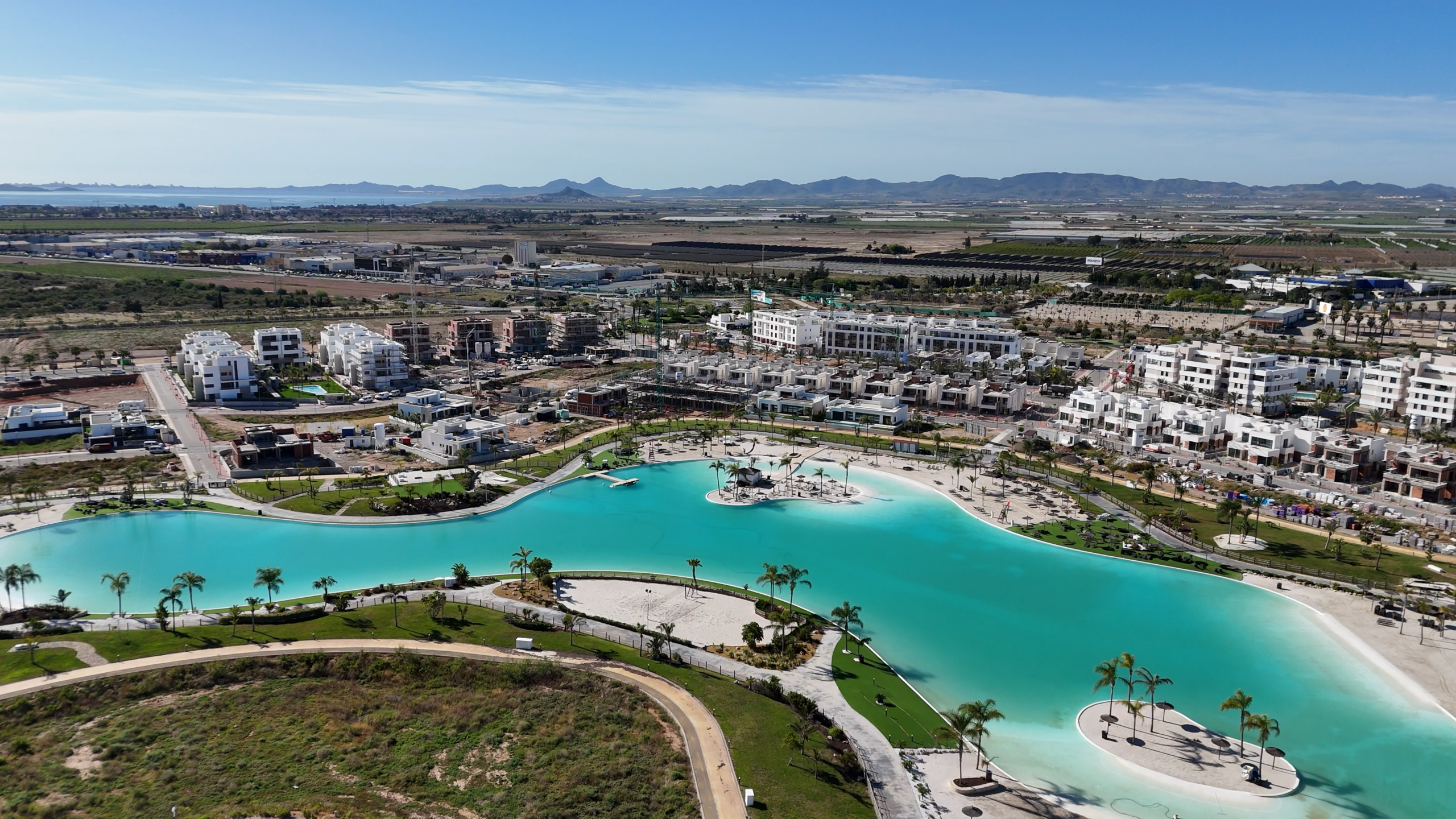 Santa Rosalía vanaf boven met turquoise meer, strandzone, wandelpaden en groene resortomgeving