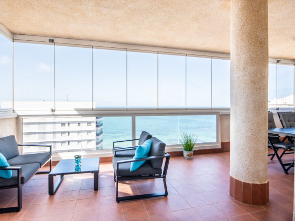 Ruim overdekt balkon met glazen panelen en uitzicht over La Manga bij Puerto Mar 3