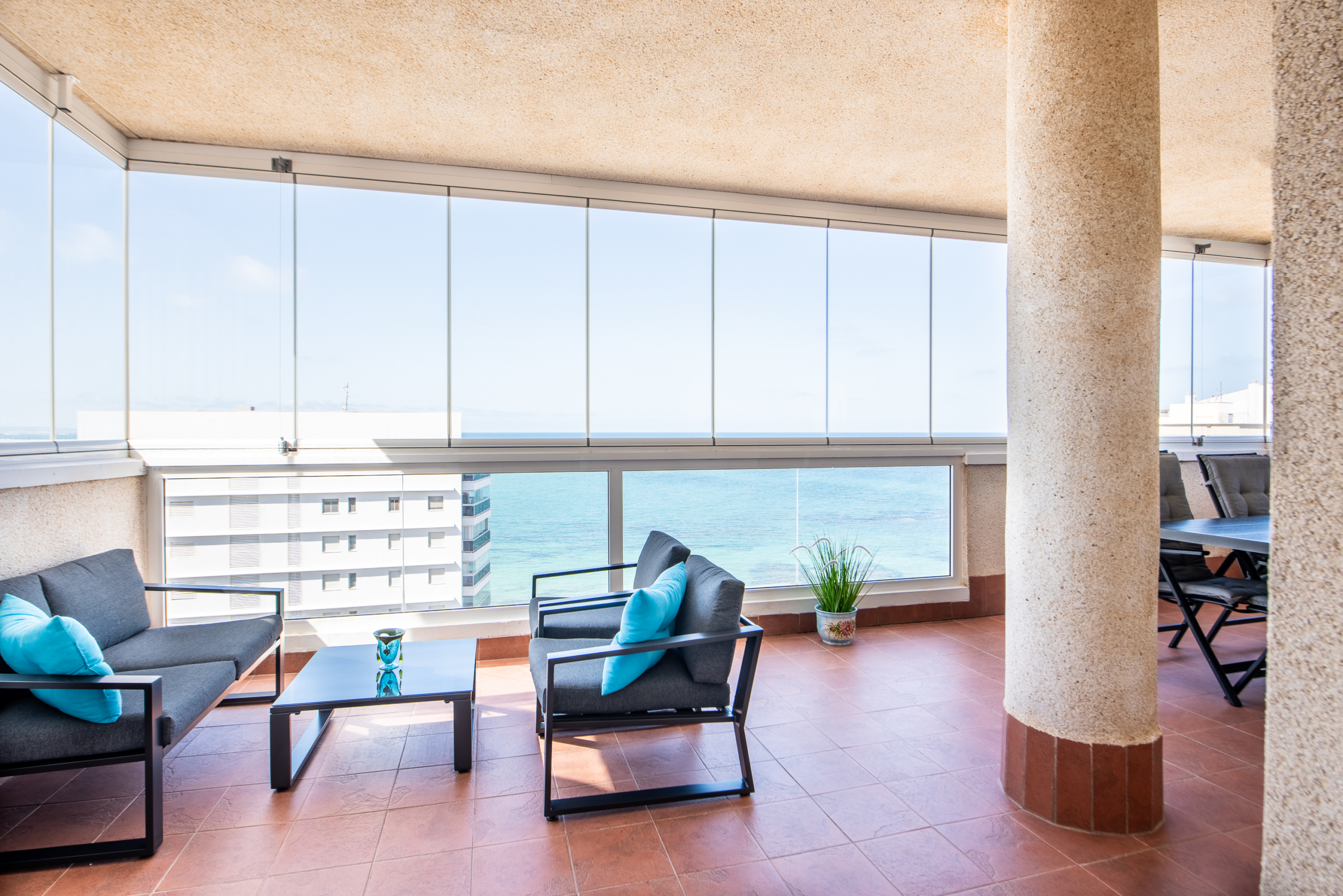 Ruim overdekt balkon met glazen panelen en uitzicht over La Manga bij Puerto Mar 3